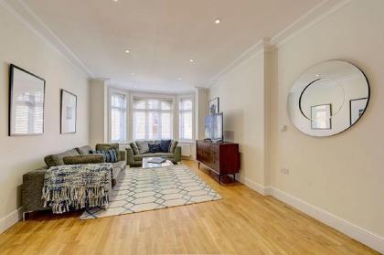 Bright Three Bedroom Apartment in Hammersmith - 37