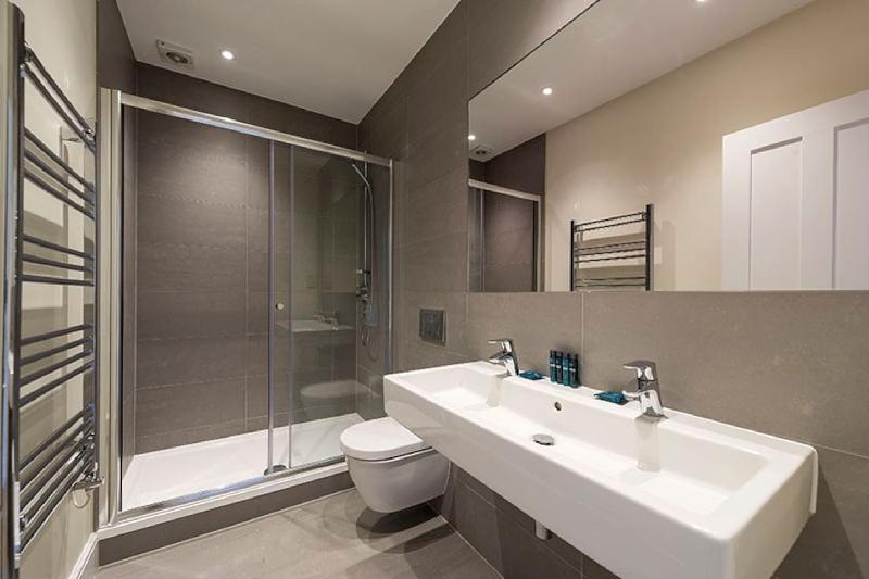 Bright Three Bedroom Apartment in Hammersmith - 37 - image 3