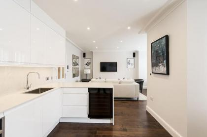 Designer 3 Bed Apartment with Balcony - 140 - image 17
