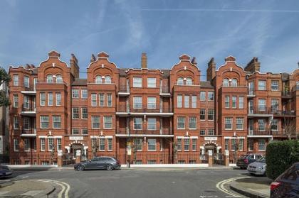 Designer 3 Bed Apartment with Balcony - 140 - image 8