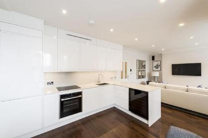 Designer 3 Bed Apartment with Balcony - 140 - image 9