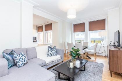 Modern Three Bedroom Apartment in Hammersmith