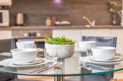 Two Bedroom Apartment in Hammersmith (201A) - image 10