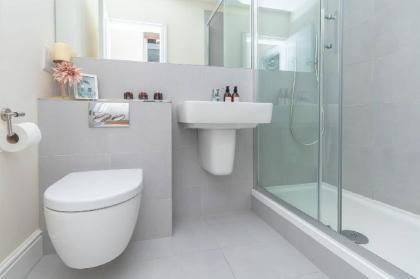Two Bedroom Apartment in Hammersmith (201A) - image 9