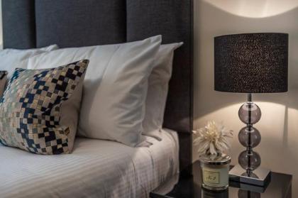 Modern Two Bedroom Apartment in Hammersmith - 207A - image 10