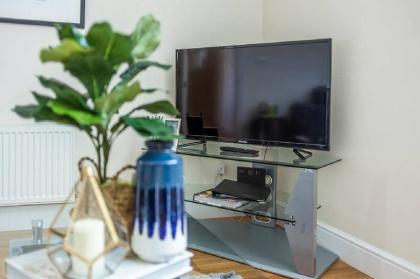 Modern Two Bedroom Apartment in Hammersmith - 207A - image 13