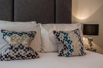 Modern Two Bedroom Apartment in Hammersmith - 207A - image 8