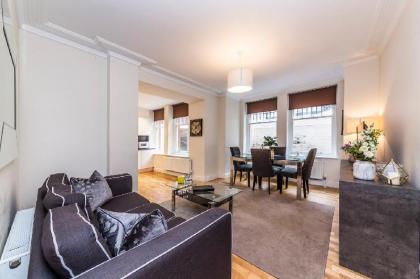 Modern Three Bedroom Apartment in Hammersmith