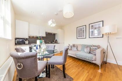 Modern Two Bedroom Apartment in Hammersmith  -205A
