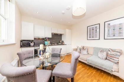 Modern Two Bedroom Apartment in Hammersmith  -205A - image 16
