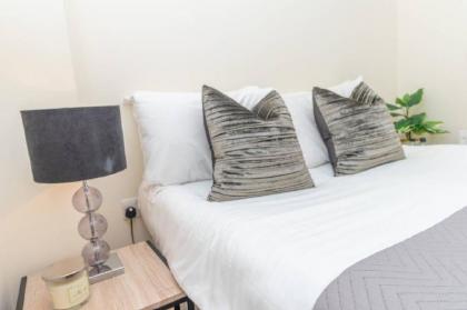 Modern Two Bedroom Apartment in Hammersmith - 203A - image 5