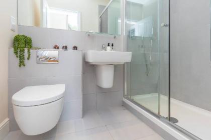 Modern Two Bedroom Apartment in Hammersmith - 203A - image 6