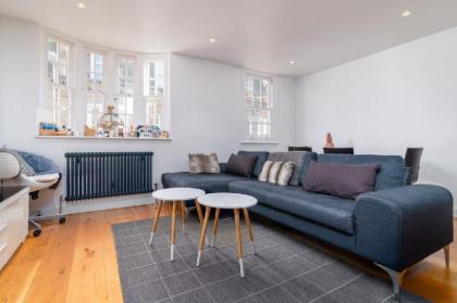 mews House   Spacious 2BR in West Kensington 