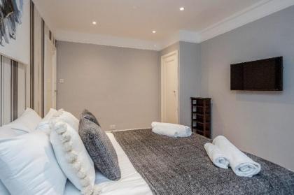 Superb 2 bed apartment Marylebone London - image 11