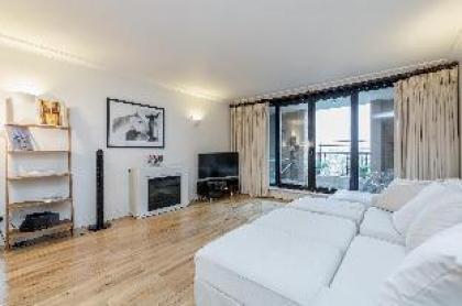 Superior 2 bed with balcony in Kensington London London 
