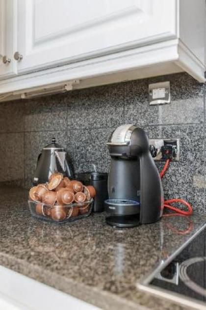 Superior 2 bed with balcony in Kensington London - image 17