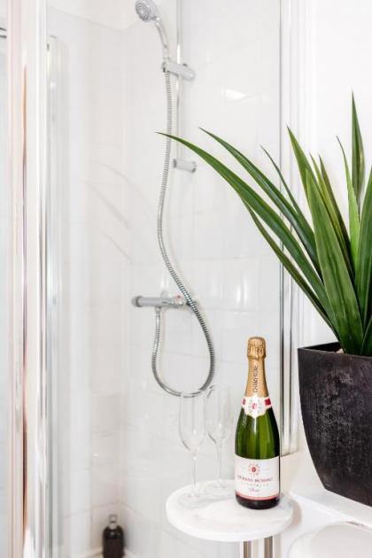 Elegant Kensington Apartment with patio - image 12
