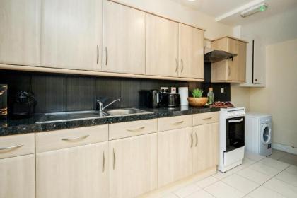 Elegant Kensington Apartment with patio - image 19
