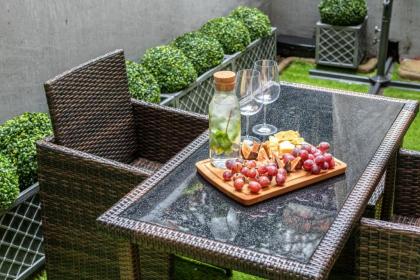 Elegant Kensington Apartment with patio - image 2