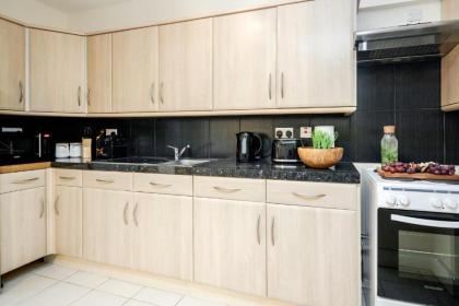 Elegant Kensington Apartment with patio - image 20