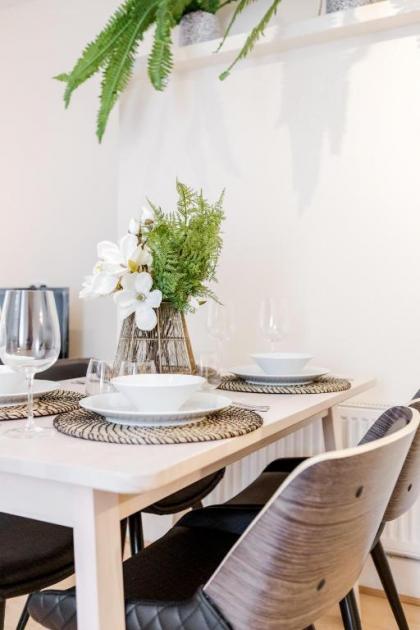 Elegant Kensington Apartment with patio - image 7