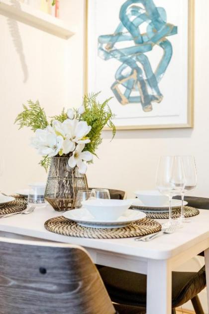 Elegant Kensington Apartment with patio - image 8