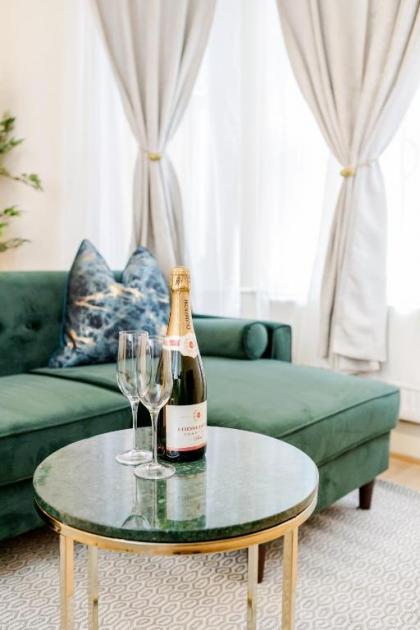 Elegant Kensington Apartment with patio - image 9
