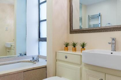 Spacious 2-bedroom apartment in Mayfair - image 13