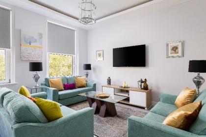 Sophisticated modern 2 bed 2 bath on Cromwell rd