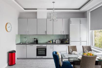 Sophisticated modern 2-bed 2-bath on Cromwell rd - image 10