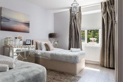 Sophisticated modern 2-bed 2-bath on Cromwell rd - image 12