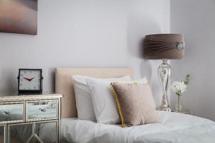 Sophisticated modern 2-bed 2-bath on Cromwell rd - image 13