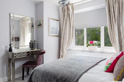 Sophisticated modern 2-bed 2-bath on Cromwell rd - image 3
