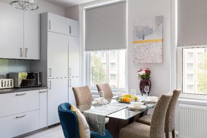 Sophisticated modern 2-bed 2-bath on Cromwell rd - image 5
