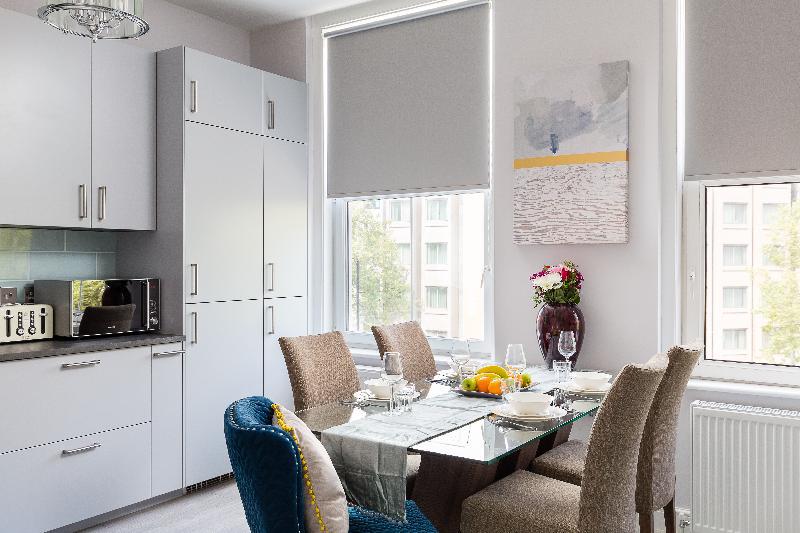 Sophisticated modern 2-bed 2-bath on Cromwell rd - image 5
