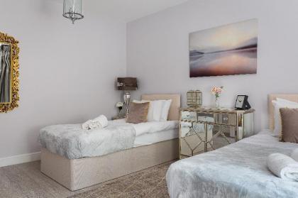Sophisticated modern 2-bed 2-bath on Cromwell rd - image 9