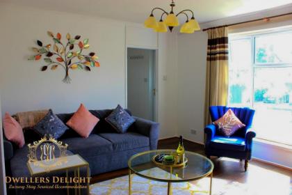 Dwellers Delight Luxury Stay Serviced Accommodation Chigwell 3 bedroom House Upto 7 Guests Free Wifi  Parking