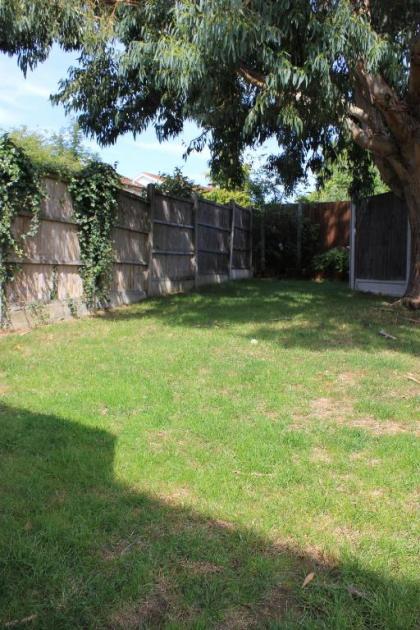 Dwellers Delight Luxury Stay Serviced Accommodation Chigwell 3 bedroom House Upto 7 Guests Free Wifi & Parking - image 12