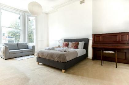 Spacious 1 Bedroom Period property in Hampstead - image 10