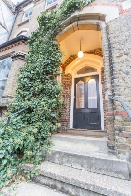 Spacious 1 Bedroom Period property in Hampstead - image 5