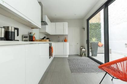 Beautiful 2 Bedroom terrace house in Camden - image 10