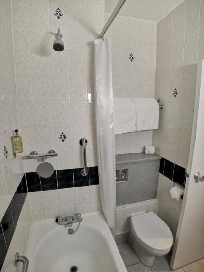 Lancaster Hall Hotel - image 11