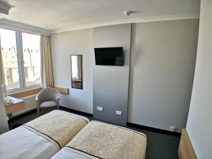 Lancaster Hall Hotel - image 17