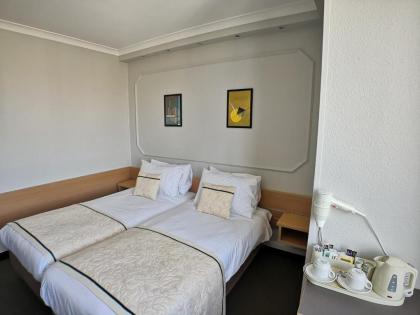 Lancaster Hall Hotel - image 18