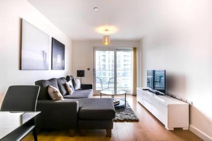 2 Bdr Apartment with Balcony by the thames