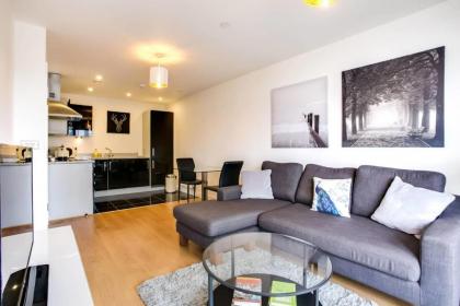 2-Bdr Apartment with Balcony by The Thames - image 10