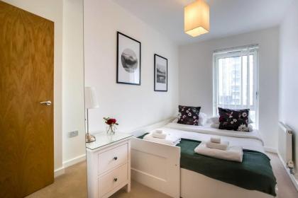 2-Bdr Apartment with Balcony by The Thames - image 11
