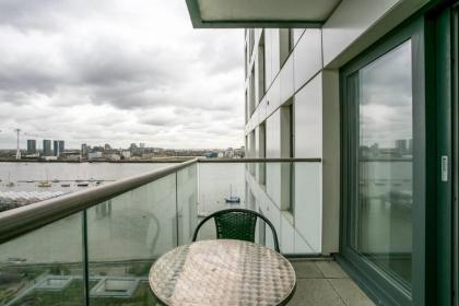 2-Bdr Apartment with Balcony by The Thames - image 14