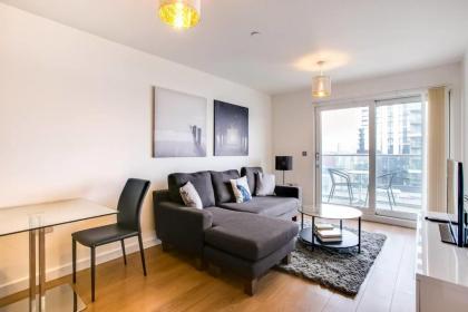 2-Bdr Apartment with Balcony by The Thames - image 16