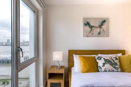 2-Bdr Apartment with Balcony by The Thames - image 17